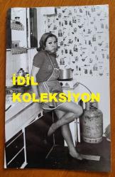 ŞANTÖZ AYLİN'İN (GÜLER) ORİJİNAL FOTOĞRAFI - 18 x 12 cm EBADINDA - ŞANTÖZ AYLİN, HİZMETÇİ GİYSİLERİYLE MUTFAKTA KADRAJA POZ VERİRKEN ÇEKİLMİŞ BİR KARE