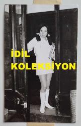 ŞANTÖZ AYLİN'İN (GÜLER) ORİJİNAL FOTOĞRAFI - 18 x 12 cm EBADINDA - ŞANTÖZ AYLİN, LİSELİ KIZ ROLÜNDE OYNAYACAĞI FİLM İÇİN HAZIRLANAN GİYSİLERİ ve KİTAPLARIYLA AYAKTA POZ VERİRKEN ÇEKİLMİŞ BİR KARE