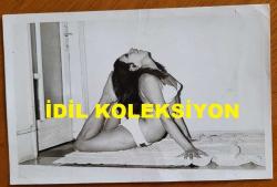 ŞANTÖZ AYLİN'İN (GÜLER) ORİJİNAL FOTOĞRAFI - 18 x 12 cm EBADINDA - ŞANTÖZ AYLİN, ZAYIFLAMAK AMACIYLA BİKİNİLERİYLE JİMNASTİK YAPARKEN ÇEKİLMİŞ BİR KARE