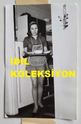 ŞANTÖZ AYLİN'İN (GÜLER) ORİJİNAL FOTOĞRAFI - 18 x 12 cm EBADINDA - ŞANTÖZ AYLİN, BİR FİLM ÇEKİMİNDE HİZMETÇİ GİYSİLERİYLE ELİNDE YEMEK TEPSİSİ GÖTÜRÜRKEN ÇEKİLMİŞ BİR KARE