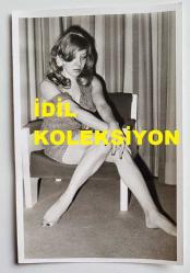 ŞANTÖZ AYLİN'İN (GÜLER) ORİJİNAL FOTOĞRAFI - 18 x 12 cm EBADINDA - ŞANTÖZ AYLİN, MİNİ ELBİSESİYLE KOLTUĞA OTURUP POZ VERİRKEN ÇEKİLMİŞ BİR KARE