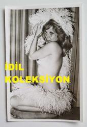 ŞANTÖZ AYLİN'İN (GÜLER) ORİJİNAL FOTOĞRAFI - 18 x 12 cm EBADINDA - ŞANTÖZ AYLİN, ÜSTSÜZ OLARAK KADRAJA POZ VERİRKEN ÇEKİLMİŞ ÖZEL BİR KARE