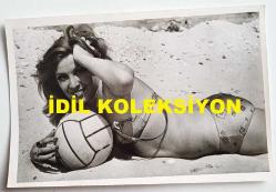 ŞANTÖZ AYLİN'İN (GÜLER) ORİJİNAL FOTOĞRAFI - 18 x 12 cm EBADINDA - ŞANTÖZ AYLİN, KUMSALDA UZANIP VOLEYBOL TOPUYLA POZ VERİRKEN ÇEKİLMİŞ BİR KARE