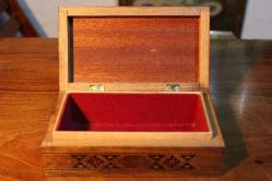 AHŞAP KUTU, Marküteri İşçilikli,  Usta İşi Mücevher Kutusu. 5 x 10 x 17 cm.
