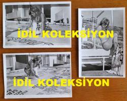 ŞANTÖZ AYLİN'İN (GÜLER) ORİJİNAL 3'LÜ FOTOĞRAF SET, - 18 x 12 cm EBADINDA - ŞANTÖZ AYLİN, ANTALYA'DA BULUNDUĞU SÜREÇTE 3 ADET AFİŞ YAZDI. YILBAŞI AKŞAMI FERİ CANSEL'İN SAHNE ALACAĞI MEKANIN AFİŞİNİ YAZARKEN ve SONRASINDA BİKİNİSİYLE KADRAJA POZ VERİRKEN ÇEKİLMİŞ 3 FARKLI KARE