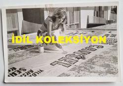 ŞANTÖZ AYLİN'İN (GÜLER) ORİJİNAL 3'LÜ FOTOĞRAF SET, - 18 x 12 cm EBADINDA - ŞANTÖZ AYLİN, ANTALYA'DA BULUNDUĞU SÜREÇTE 3 ADET AFİŞ YAZDI. YILBAŞI AKŞAMI FERİ CANSEL'İN SAHNE ALACAĞI MEKANIN AFİŞİNİ YAZARKEN ve SONRASINDA BİKİNİSİYLE KADRAJA POZ VERİRKEN ÇEKİLMİŞ 3 FARKLI KARE