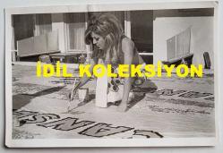 ŞANTÖZ AYLİN'İN (GÜLER) ORİJİNAL 3'LÜ FOTOĞRAF SET, - 18 x 12 cm EBADINDA - ŞANTÖZ AYLİN, ANTALYA'DA BULUNDUĞU SÜREÇTE 3 ADET AFİŞ YAZDI. YILBAŞI AKŞAMI FERİ CANSEL'İN SAHNE ALACAĞI MEKANIN AFİŞİNİ YAZARKEN ve SONRASINDA BİKİNİSİYLE KADRAJA POZ VERİRKEN ÇEKİLMİŞ 3 FARKLI KARE