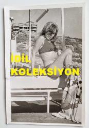 ŞANTÖZ AYLİN'İN (GÜLER) ORİJİNAL 3'LÜ FOTOĞRAF SET, - 18 x 12 cm EBADINDA - ŞANTÖZ AYLİN, ANTALYA'DA BULUNDUĞU SÜREÇTE 3 ADET AFİŞ YAZDI. YILBAŞI AKŞAMI FERİ CANSEL'İN SAHNE ALACAĞI MEKANIN AFİŞİNİ YAZARKEN ve SONRASINDA BİKİNİSİYLE KADRAJA POZ VERİRKEN ÇEKİLMİŞ 3 FARKLI KARE