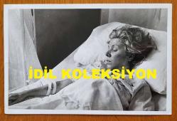 ŞANTÖZ AYLİN'İN (GÜLER) ORİJİNAL FOTOĞRAFI - 18 x 12 cm EBADINDA - ŞANTÖZ AYLİN, GEÇİRDİĞİ TRAFİK KAZASI SONRASI HASTA YATAĞINDA İSTİRAHAT EDERKEN ÇEKİLMİŞ BİR KARE, TEMMUZ 1974