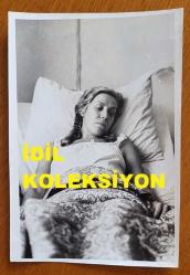 ŞANTÖZ AYLİN'İN (GÜLER) ORİJİNAL FOTOĞRAFI - 18 x 12 cm EBADINDA - ŞANTÖZ AYLİN, GEÇİRDİĞİ TRAFİK KAZASI SONRASI HASTA YATAĞINDA İSTİRAHAT EDERKEN ÇEKİLMİŞ BİR KARE (FOTO; ŞAHİKA BURÇ) TEMMUZ 1974