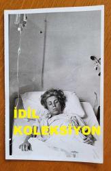 ŞANTÖZ AYLİN'İN (GÜLER) ORİJİNAL FOTOĞRAFI - 18 x 12 cm EBADINDA - ŞANTÖZ AYLİN, GEÇİRDİĞİ TRAFİK KAZASI SONRASI HASTA YATAĞINDA İSTİRAHAT EDERKEN ÇEKİLMİŞ BİR KARE, TEMMUZ 1974