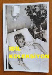 ŞANTÖZ AYLİN'İN (GÜLER) ORİJİNAL FOTOĞRAFI - 18 x 12 cm EBADINDA - ŞANTÖZ AYLİN, GEÇİRDİĞİ TRAFİK KAZASI SONRASI HASTA YATAĞINDA İSTİRAHAT EDERKEN ÇEKİLMİŞ BİR KARE, TEMMUZ 1974