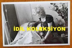 ŞANTÖZ AYLİN'İN (GÜLER) ORİJİNAL FOTOĞRAFI - 18 x 12 cm EBADINDA - ŞANTÖZ AYLİN, GEÇİRDİĞİ TRAFİK KAZASI SONRASI HASTA YATAĞINDA İSTİRAHAT EDERKEN ÇEKİLMİŞ BİR KARE, TEMMUZ 1974