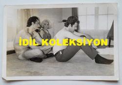 ŞARKICI BERKANT'IN ORİJİNAL FOTOĞRAFI - 18 x 12 cm EBADINDA - BERKANT, JİMNASTİK YAPARKEN ÇEKİLMİŞ BİR KARE