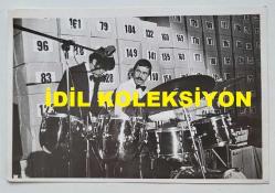 ŞARKICI BERKANT'IN ORİJİNAL FOTOĞRAFI - 18 x 12 cm EBADINDA - BERKANT, BATERİ ÇALARKEN ÇEKİLMİŞ BİR KARE. 23 HAZİRAN 1971