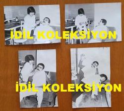 ŞARKICI BERKANT'IN ORİJİNAL 4'LÜ FOTOĞRAF SETİ - 18 x 12 cm EBADINDA - BERKANT, KENDİSİNİ TRAŞ EDEN KIZIYLA BİRLİKTE NEŞELİ VAKİTLER GEÇİRİRKEN ÇEKİLMİŞ 4 FARKLI KARE