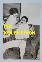 ŞARKICI BERKANT'IN ORİJİNAL 4'LÜ FOTOĞRAF SETİ - 18 x 12 cm EBADINDA - BERKANT, KENDİSİNİ TRAŞ EDEN KIZIYLA BİRLİKTE NEŞELİ VAKİTLER GEÇİRİRKEN ÇEKİLMİŞ 4 FARKLI KARE