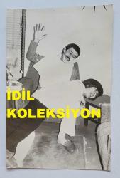 ŞARKICI BERKANT'IN ORİJİNAL 4'LÜ FOTOĞRAF SETİ - 18 x 12 cm EBADINDA - BERKANT, KENDİSİNİ TRAŞ EDEN KIZIYLA BİRLİKTE NEŞELİ VAKİTLER GEÇİRİRKEN ÇEKİLMİŞ 4 FARKLI KARE