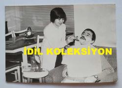 ŞARKICI BERKANT'IN ORİJİNAL 4'LÜ FOTOĞRAF SETİ - 18 x 12 cm EBADINDA - BERKANT, KENDİSİNİ TRAŞ EDEN KIZIYLA BİRLİKTE NEŞELİ VAKİTLER GEÇİRİRKEN ÇEKİLMİŞ 4 FARKLI KARE