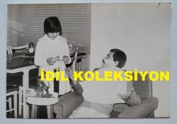 ŞARKICI BERKANT'IN ORİJİNAL 4'LÜ FOTOĞRAF SETİ - 18 x 12 cm EBADINDA - BERKANT, KENDİSİNİ TRAŞ EDEN KIZIYLA BİRLİKTE NEŞELİ VAKİTLER GEÇİRİRKEN ÇEKİLMİŞ 4 FARKLI KARE