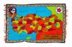 TÜRKİYE CUMHURİYETİNİN 50. YILINA ÖZEL YAPTIRILMIŞ ATATÜRK VE TÜRKİYE HARİTASI GÖRSELLİ ÇİL KONDİSYONDA DUVAR HALISI