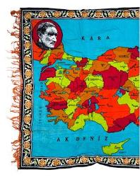 TÜRKİYE CUMHURİYETİNİN 50. YILINA ÖZEL YAPTIRILMIŞ ATATÜRK VE TÜRKİYE HARİTASI GÖRSELLİ ÇİL KONDİSYONDA DUVAR HALISI