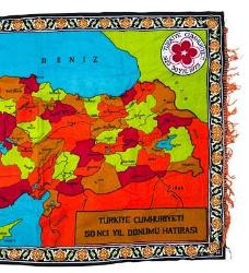 TÜRKİYE CUMHURİYETİNİN 50. YILINA ÖZEL YAPTIRILMIŞ ATATÜRK VE TÜRKİYE HARİTASI GÖRSELLİ ÇİL KONDİSYONDA DUVAR HALISI