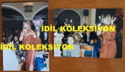 PAKİZE SUDA'NIN ORİJİNAL 2'Lİ FOTOĞRAF SETİ - 19 x 12,5 cm EBADINDA - PAKİZE SUDA, BİR MEKANDA ŞARKI OKURKEN ve KENDİSİNE VERİLEN ÇİÇEKLERİ TUTARKEN ÇEKİLMİŞ ÇOK NET KALİTEDE 2 FARKLI FOTOĞRAF... ÖZEL ARŞİV!