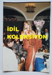 PAKİZE SUDA'NIN ORİJİNAL 2'Lİ FOTOĞRAF SETİ - 19 x 12,5 cm EBADINDA - PAKİZE SUDA, BİR MEKANDA ŞARKI OKURKEN ve KENDİSİNE VERİLEN ÇİÇEKLERİ TUTARKEN ÇEKİLMİŞ ÇOK NET KALİTEDE 2 FARKLI FOTOĞRAF... ÖZEL ARŞİV!