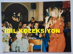 PAKİZE SUDA'NIN ORİJİNAL 2'Lİ FOTOĞRAF SETİ - 19 x 12,5 cm EBADINDA - PAKİZE SUDA, BİR MEKANDA ŞARKI OKURKEN ve KENDİSİNE VERİLEN ÇİÇEKLERİ TUTARKEN ÇEKİLMİŞ ÇOK NET KALİTEDE 2 FARKLI FOTOĞRAF... ÖZEL ARŞİV!