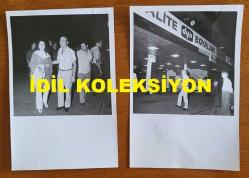 ŞANTÖZ ANNA MARIA'NIN ORİJİNAL 2'Lİ FOTOĞRAF SETİ - 18 x 12 cm EBADINDA - ANNA MARIA, TROMPETİST EŞİ TUNCER ÖZCAN'LA BİRLİKTE KADIKÖY İSKELESİNDEYKEN ÇEKİLMİŞ 2 FARKLI KARE (İSKELE ÜZERİNDE DYO BOYALARI REKLAM TABELASI)