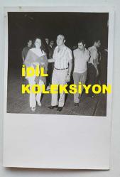 ŞANTÖZ ANNA MARIA'NIN ORİJİNAL 2'Lİ FOTOĞRAF SETİ - 18 x 12 cm EBADINDA - ANNA MARIA, TROMPETİST EŞİ TUNCER ÖZCAN'LA BİRLİKTE KADIKÖY İSKELESİNDEYKEN ÇEKİLMİŞ 2 FARKLI KARE (İSKELE ÜZERİNDE DYO BOYALARI REKLAM TABELASI)