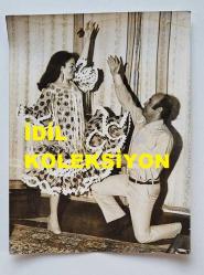 ŞANTÖZ ANNA MARIA'NIN ORİJİNAL FOTOĞRAFI - 18 x 14 cm EBADINDA - ANNA MARIA, TROMPETİST EŞİ TUNCER ÖZCAN'LA BİRLİKTE EVDE ELBİSE PROVASI YAPARKEN ÇEKİLMİŞ BİR KARE