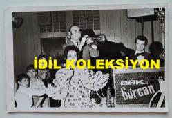 ŞANTÖZ ANNA MARIA'NIN ORİJİNAL FOTOĞRAFI - 18 x 12 cm EBADINDA - ANNA MARIA, TROMPETİST EŞİ TUNCER ÖZCAN'LA BİRLİKTE SAHNEDE YER ALIRKEN ÇEKİLMİŞ BİR KARE (ORK: GÜRKAN)