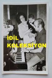 ŞANTÖZ ANNA MARIA'NIN ORİJİNAL FOTOĞRAFI - 18 x 12 cm EBADINDA - ANNA MARIA, TROMPETİST EŞİ TUNCER ÖZCAN ve ÇOCUKLARIYLA BİRLİKTE PİYANO BAŞINDA BİRLİKTEYKEN ÇEKİLMİŞ BİR AİLE FOTOĞRAFI