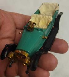 AĞIR METAL. ÇOK GÜZEL KLASİK MODEL ARABA. TEKERLERİ EKSİK SADECE. AÇIKLAMAYI OKUYUNUZ.