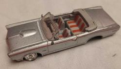 TEKERLEK EKSİKLİ GÜZEL KLASİK MODEL ARABA. AÇIKLAMAYI OKUYUNUZ.