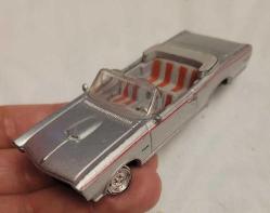 TEKERLEK EKSİKLİ GÜZEL KLASİK MODEL ARABA. AÇIKLAMAYI OKUYUNUZ.