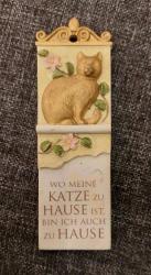 İngiltere, Dekoratif Sevimli Kedi Temalı Hatıra Duvar Süsü. Almanca Kedinizin Anısına Yazılmış Manevi Bir Sözle Tasarlanmış ve Üretilmiştir. Duvara Monteye Uygundur. (Elle Renklendirilmiş Polyester Döküm) Ünlü İngiliz Markası H&H Tarafından Tasarlanmıştır. History and Heraldry, 1996.