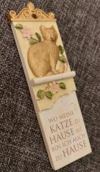 İngiltere, Dekoratif Sevimli Kedi Temalı Hatıra Duvar Süsü. Almanca Kedinizin Anısına Yazılmış Manevi Bir Sözle Tasarlanmış ve Üretilmiştir. Duvara Monteye Uygundur. (Elle Renklendirilmiş Polyester Döküm) Ünlü İngiliz Markası H&H Tarafından Tasarlanmıştır. History and Heraldry, 1996.