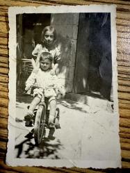 1944 bisikletli çocuklar arkası osmanlıca yazılı siyah beyaz eski fotoğraf ufak boyut