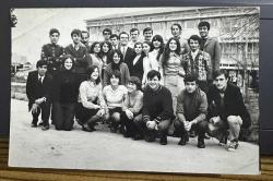 Öğrenci Arkadaşlar arkası imzalı siyah beyaz eski fotoğraf