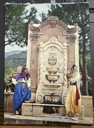 LOT.1 » Tarihi Çeşme başında geleneksel Türk kıyafetli 2 bayan eski ufak boy kartpostal