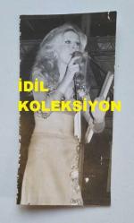 PAKİZE SUDA'NIN ORİJİNAL FOTOĞRAFI - 15 x 7,5 cm EBADINDA - PAKİZE SUDA, SAHNEDE ŞARKI OKURKEN ÇEKİLMİŞ BİR KARE