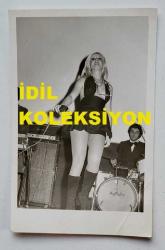 PAKİZE SUDA'NIN ORİJİNAL FOTOĞRAFI - 14 x 9 cm EBADINDA - PAKİZE SUDA, TARSUS KONSERİNDE MİNİ ELBİSESİYLE SAHNEDEYKEN ÇEKİLMİŞ BİR KARE