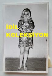 BİRSEN ARMAĞAN'IN ORİJİNAL FOTOĞRAFI - 14 x 9 cm EBADINDA - BİRSEN ARMAĞAN, GÜLÜMSEYEREK KADRAJA POZ VERİRKEN ÇEKİLMİŞ BİR KARE (ŞABAN ERDEM)