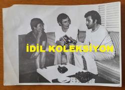 ŞARKICI BERKANT'IN ORİJİNAL BÜYÜK BOY FOTOĞRAFI - 24 x 18 cm EBADINDA - BERKANT, SAMANYOLU 45'LİĞİNİ ELİNDE TUTUP SOHBET EDERKEN ÇEKİLMİŞ BİR KARE