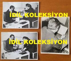 BİRSEN ARMAĞAN'IN OTEL ODASINDAKİ ÖLÜMÜ SONRASINDA EŞYALARININ TEK TEK İNCELENDİĞİ ANLARIN ORİJİNAL BÜYÜK BOY 3'LÜ FOTOĞRAF SETİ - 24 x 18 cm EBADINDA - BİRSEN ARMAĞAN'IN ÖZEL KAYITLARININ YER ALDIĞI SES BANDI ve HATIRA DEFTERİ, OTEL İŞLETMECİSİ NİHAT ÖZER TARAFINDAN İNCELENİRKEN ÇEKİLMİŞ 3 FARKLI KARE (FOTOĞRAF ARKALARINDA AJANS NOTU İÇEREN NOT KAĞITLARI YER ALMAKTADIR) ÖZEL ARŞİV!