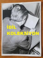 BİRSEN ARMAĞAN'IN OTEL ODASINDAKİ ÖLÜMÜ SONRASINDA EŞYALARININ TEK TEK İNCELENDİĞİ ANLARIN ORİJİNAL BÜYÜK BOY 3'LÜ FOTOĞRAF SETİ - 24 x 18 cm EBADINDA - BİRSEN ARMAĞAN'IN ÖZEL KAYITLARININ YER ALDIĞI SES BANDI ve HATIRA DEFTERİ, OTEL İŞLETMECİSİ NİHAT ÖZER TARAFINDAN İNCELENİRKEN ÇEKİLMİŞ 3 FARKLI KARE (FOTOĞRAF ARKALARINDA AJANS NOTU İÇEREN NOT KAĞITLARI YER ALMAKTADIR) ÖZEL ARŞİV!