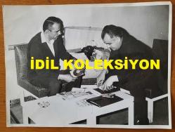 BİRSEN ARMAĞAN'IN OTEL ODASINDAKİ ÖLÜMÜ SONRASINDA EŞYALARININ TEK TEK İNCELENDİĞİ ANLARIN ORİJİNAL BÜYÜK BOY 3'LÜ FOTOĞRAF SETİ - 24 x 18 cm EBADINDA - BİRSEN ARMAĞAN'IN ÖZEL KAYITLARININ YER ALDIĞI SES BANDI ve HATIRA DEFTERİ, OTEL İŞLETMECİSİ NİHAT ÖZER TARAFINDAN İNCELENİRKEN ÇEKİLMİŞ 3 FARKLI KARE (FOTOĞRAF ARKALARINDA AJANS NOTU İÇEREN NOT KAĞITLARI YER ALMAKTADIR) ÖZEL ARŞİV!